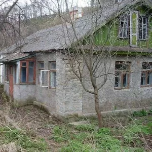 Продам хату і господарські будівлі в м.Кам'янець-Подільський.